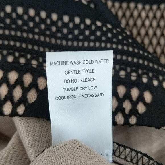 Sleeveless Lace Dress - Picture 4 of 9